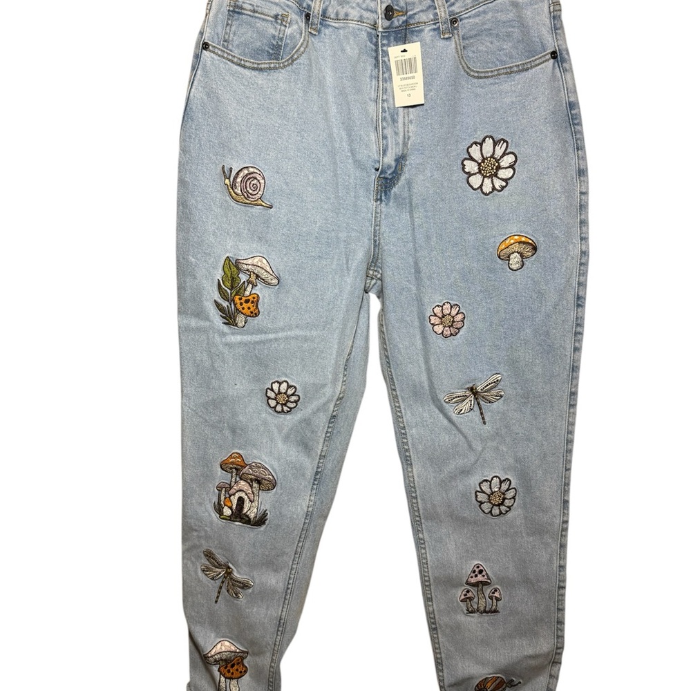 🌿 Hot Topic Mushroom Bug Patch Mom Jeans - Size 13